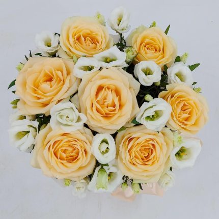 Персиковые розы с эустомой в коробке Пич